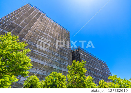 日本の横浜都市景観 マンションの補修や点検等、足場や防護ネットなど。ネットの外に衛星アンテナが… 日本の横浜都市景観 マンションの補修や点検等、足場や防護ネットなど。ネットの外に衛星アンテナが… 127882619