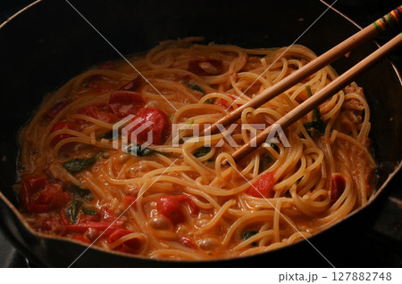 調理中のツナとミニトマトのパスタ 調理中のツナとミニトマトのパスタ 127882748