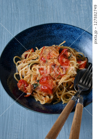 ツナとミニトマトのパスタ ツナとミニトマトのパスタ 127882749