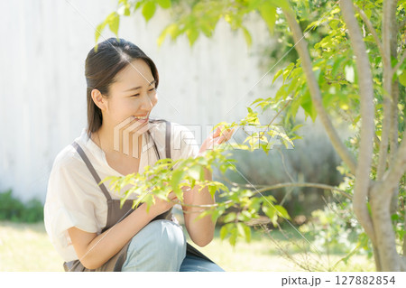ガーデニングをする女性 ガーデニングをする女性 127882854