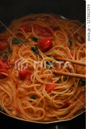 調理中のツナとミニトマトのパスタ 127882859