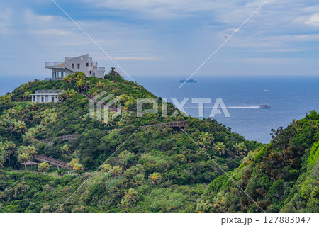 (鹿児島県)佐多岬 展望台・沖の船舶 (鹿児島県)佐多岬 展望台・沖の船舶 127883047