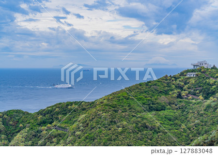 （鹿児島県）佐多岬　展望台・沖の船舶 127883048