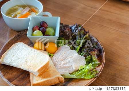 トースト・鶏ハム・サラダ・フルーツが並ぶ洋風の朝食プレート トースト・鶏ハム・サラダ・フルーツが並ぶ洋風の朝食プレート 127883115