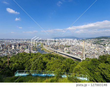 五月山から見る夏の青空と街の風景 127883146