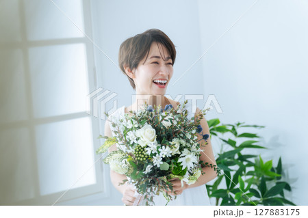 ナチュラルブーケを持った白いワンピースの女性 ナチュラルブーケを持った白いワンピースの女性 127883175