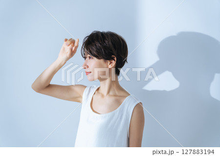 光を浴びる白いワンピースの女性 127883194