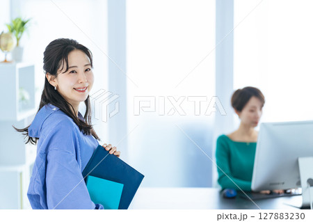 モダンなオフィスで仕事する二人の女性 モダンなオフィスで仕事する二人の女性 127883230