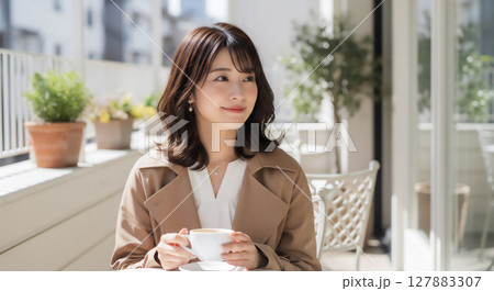 都会のトレンチコート女性ポートレート 127883307