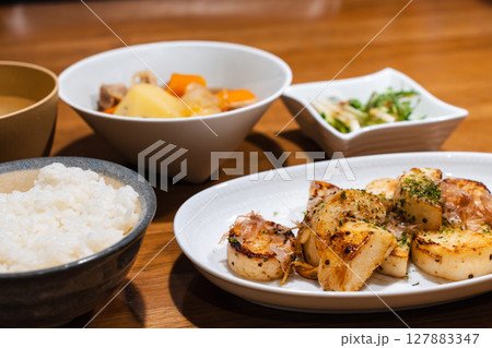 焼き長芋と肉じゃがが並ぶ和風の夕食プレート 焼き長芋と肉じゃがが並ぶ和風の夕食プレート 127883347