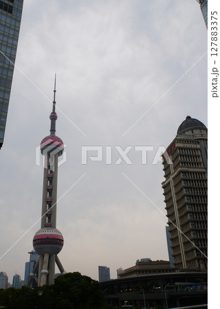 オリエンタルパールタワーと上海の街、中国 127883375