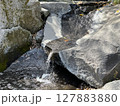 岩を流れる水 127883880