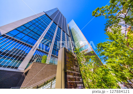 日本の東京都市景観 世界貿易センタービルディング南館（画面奥）やワールドタワーレジデンスなどを望む 127884121