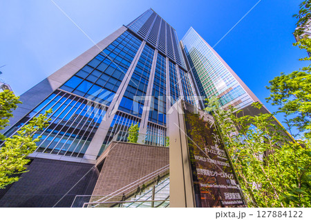 日本の東京都市景観 世界貿易センタービルディング南館（画面奥）やワールドタワーレジデンスなどを望む 127884122