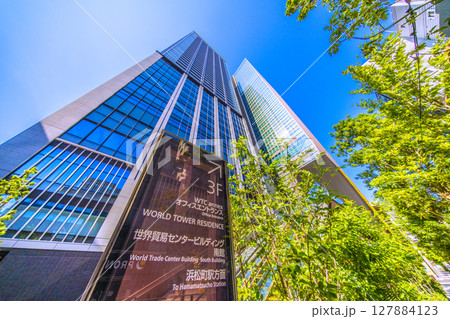 日本の東京都市景観 世界貿易センタービルディング南館(画面奥)やワールドタワーレジデンスなどを望む 日本の東京都市景観 世界貿易センタービルディング南館(画面奥)やワールドタワーレジデンスなどを望む 127884123