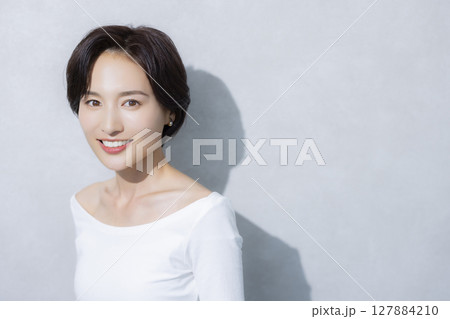 ショートヘアの女性 ショートヘアの女性 127884210