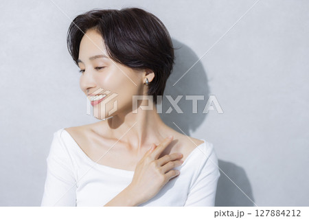 ショートヘアの女性 ショートヘアの女性 127884212