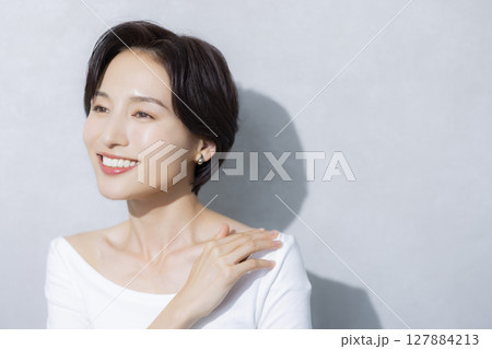 ショートヘアの女性 ショートヘアの女性 127884213