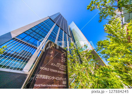 日本の東京都市景観 世界貿易センタービルディング南館(画面奥)やワールドタワーレジデンスなどを望む 日本の東京都市景観 世界貿易センタービルディング南館(画面奥)やワールドタワーレジデンスなどを望む 127884245