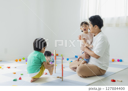 室内で遊ぶ子供 127884400