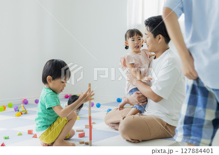室内で遊ぶ子供 127884401