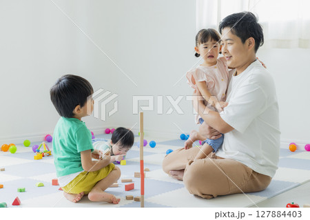 室内で遊ぶ子供 室内で遊ぶ子供 127884403