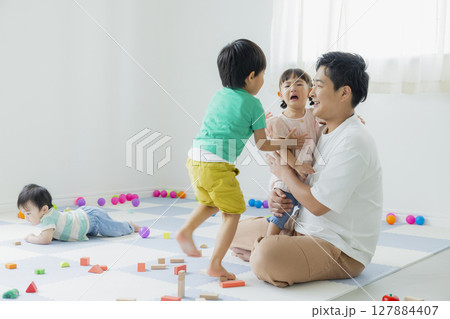 室内で遊ぶ子供 室内で遊ぶ子供 127884407