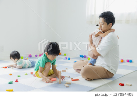 室内で遊ぶ子供 室内で遊ぶ子供 127884409