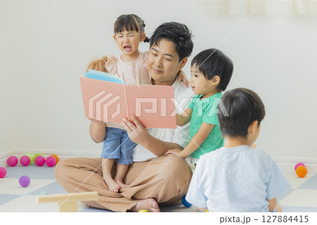 室内で遊ぶ子供 室内で遊ぶ子供 127884415