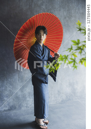 浴衣の若い男性 浴衣の若い男性 127884445