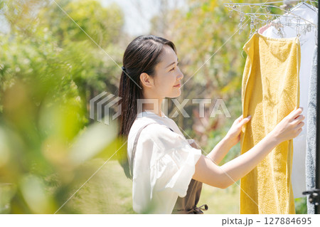 洗濯物を干す女性 127884695