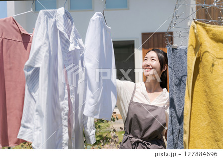 洗濯物を干す女性 洗濯物を干す女性 127884696