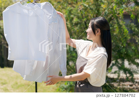 洗濯物を干す女性 127884702