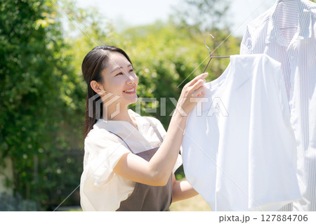 洗濯物を干す女性 127884706