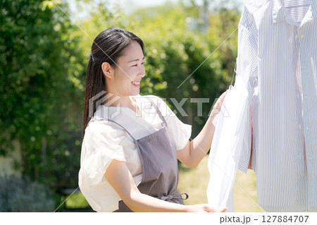洗濯物を干す女性 127884707