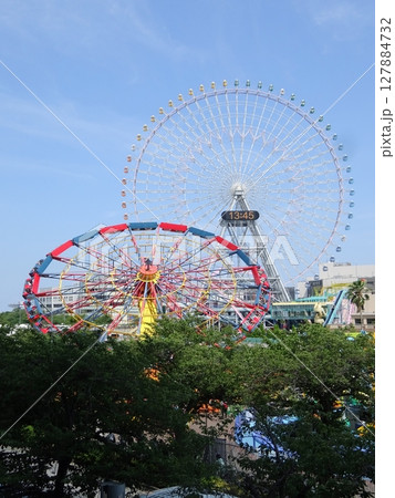 遊園地の大観覧車と青い空 遊園地の大観覧車と青い空 127884732