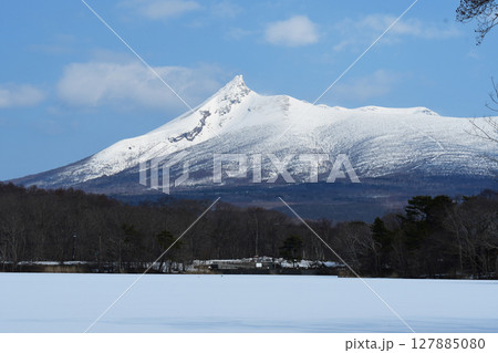 残雪の駒ケ岳と大沼 残雪の駒ケ岳と大沼 127885080