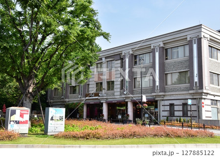 台東区 上野公園の上野グリーンサロンと新緑 台東区 上野公園の上野グリーンサロンと新緑 127885122