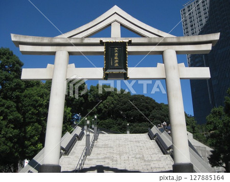 東京永田町 日枝神社の大鳥居 127885164