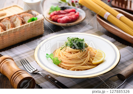 贅沢たらこパスタと明太子の彩り盛り付け・和風洋食 おしゃれランチ 127885326