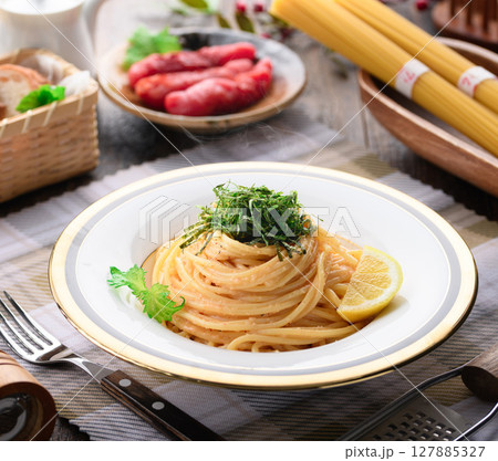 贅沢たらこパスタと明太子の彩り盛り付け・和風洋食 おしゃれランチ 127885327