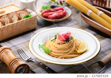 贅沢たらこパスタと明太子の彩り盛り付け・和風洋食 おしゃれランチ 127885328