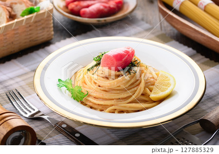 贅沢たらこパスタと明太子の彩り盛り付け・和風洋食 おしゃれランチ 127885329