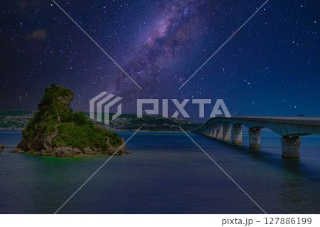 古宇利島から眺める古宇利大橋 127886199