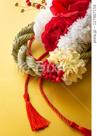 日本の正月飾り 年賀素材 金色背景 日本の正月飾り 年賀素材 金色背景 127887158