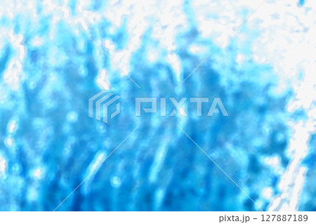 激しい雨が打ちつけ流れ落ちる窓ガラス越しの青白く潤む冷たいテクスチャー 127887189