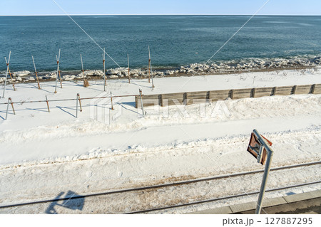北海道網走市　オホーツク海に面して流氷の見える駅北浜駅のプラットホームと線路 127887295