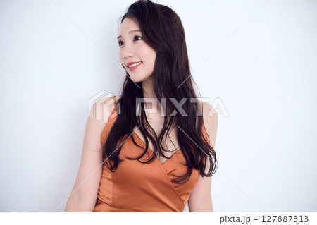 自信に満ちたまなざしの美肌女性が魅せるポートレート 自信に満ちたまなざしの美肌女性が魅せるポートレート 127887313