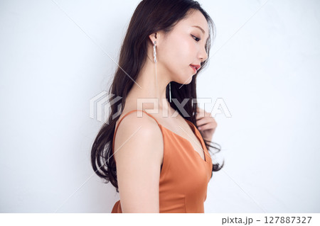 自信に満ちたまなざしの美肌女性が魅せるポートレート 127887327