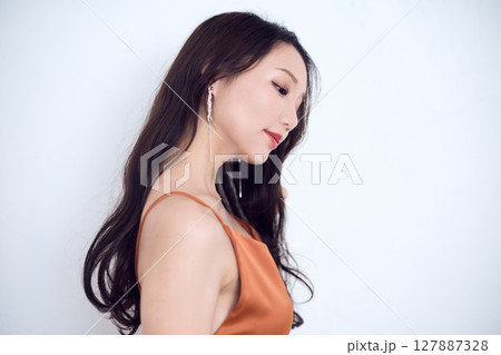 自信に満ちたまなざしの美肌女性が魅せるポートレート 自信に満ちたまなざしの美肌女性が魅せるポートレート 127887328